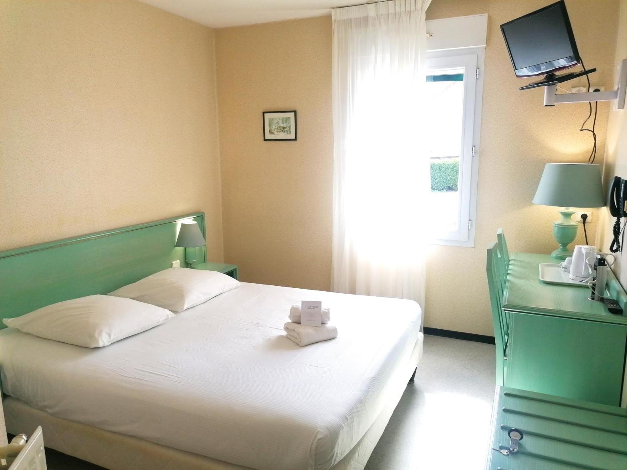 Hotel Restaurant Bar Du Commerce - Kb Hotel Group Tronget 외부 사진
